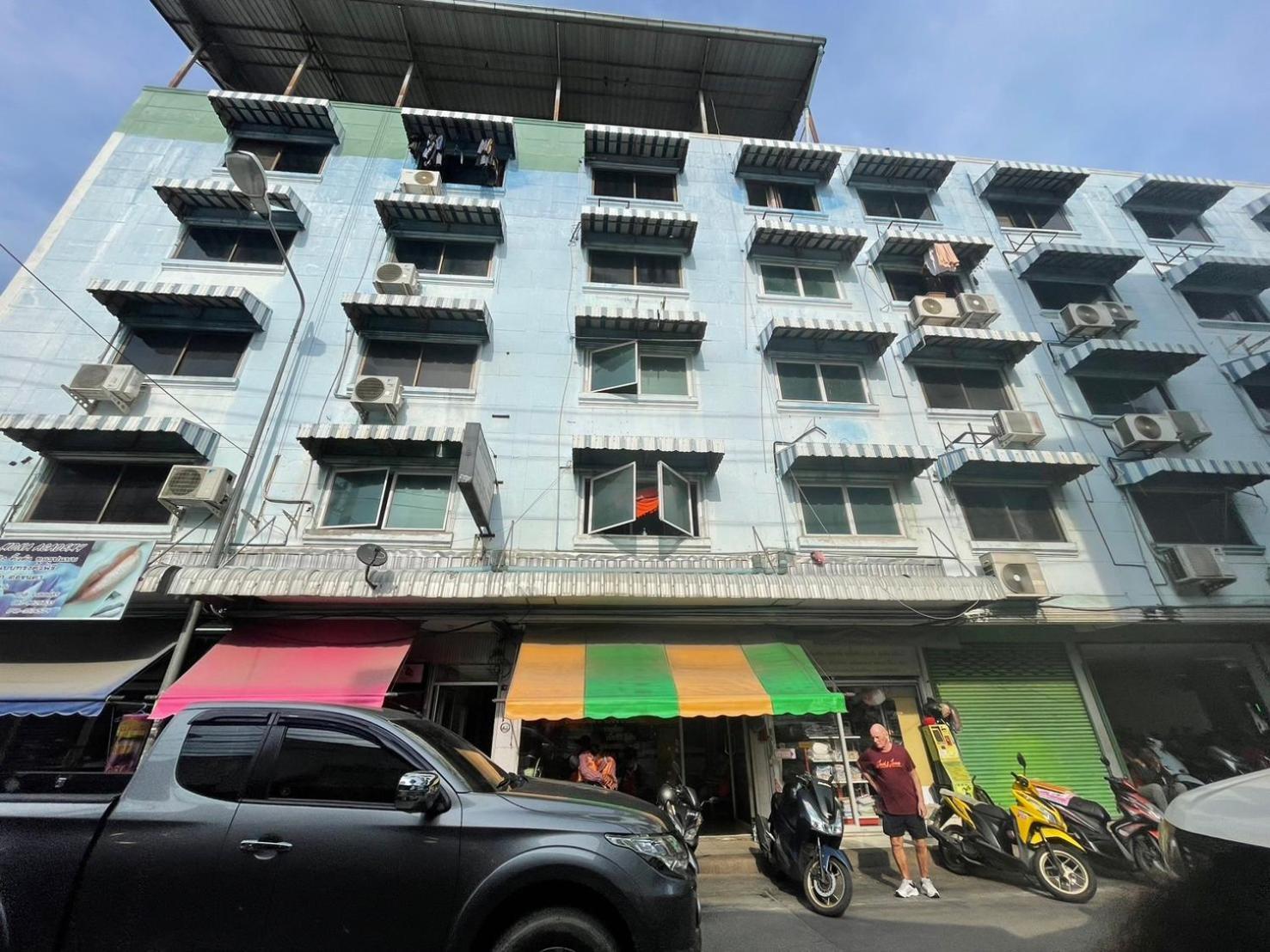 Oyo 75494 President Apartment Pattaya Esterno foto