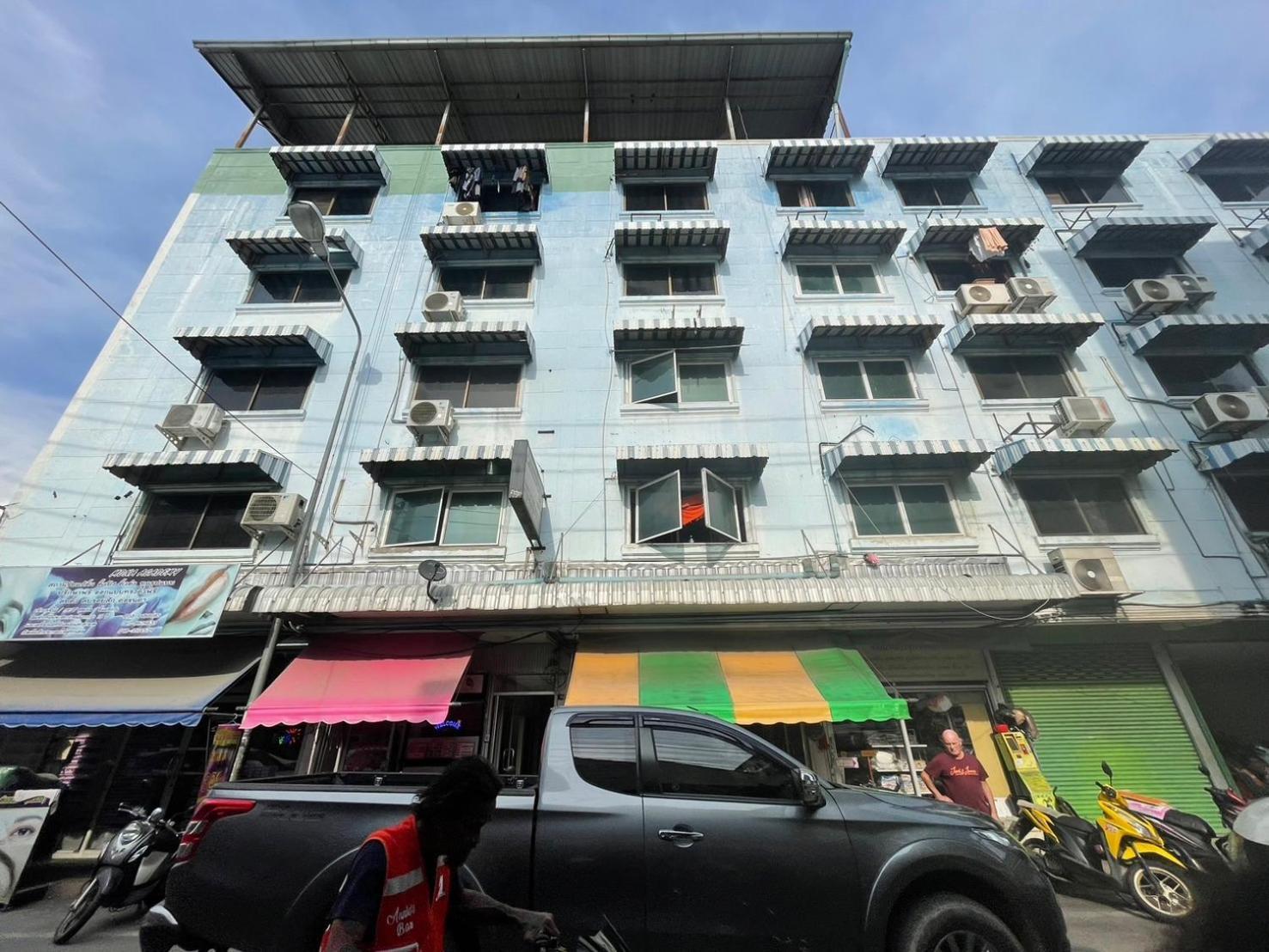 Oyo 75494 President Apartment Pattaya Esterno foto