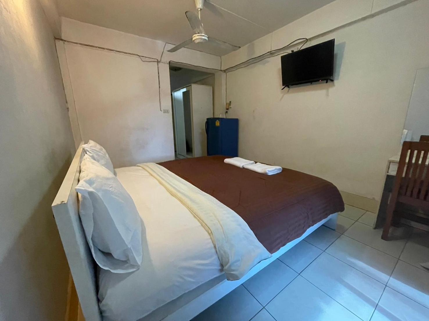 Oyo 75494 President Apartment Pattaya Esterno foto