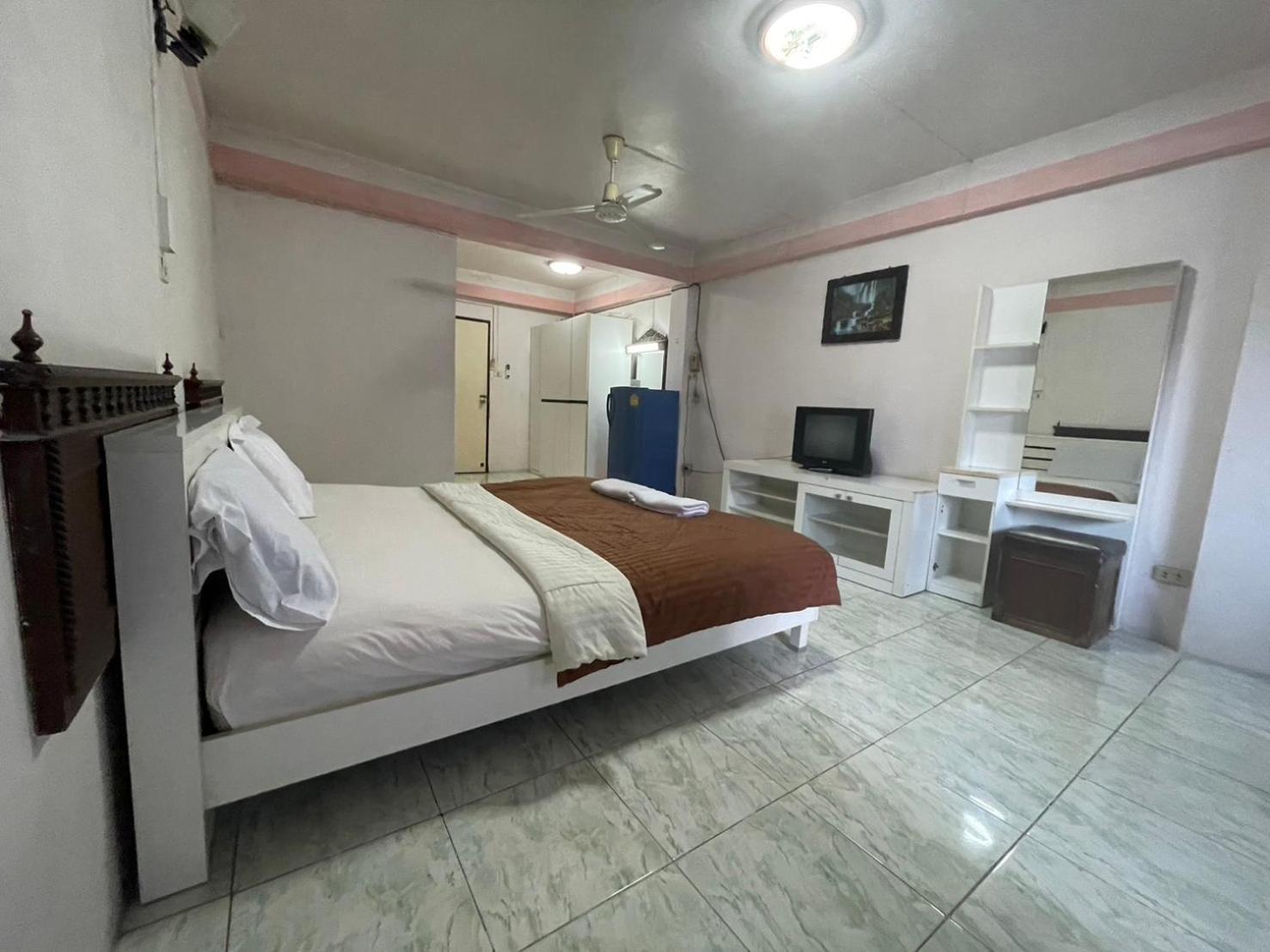 Oyo 75494 President Apartment Pattaya Esterno foto