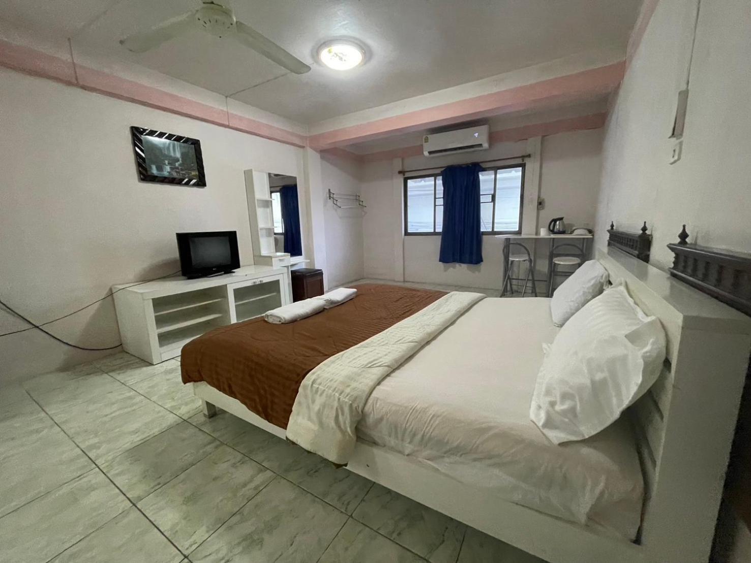 Oyo 75494 President Apartment Pattaya Esterno foto