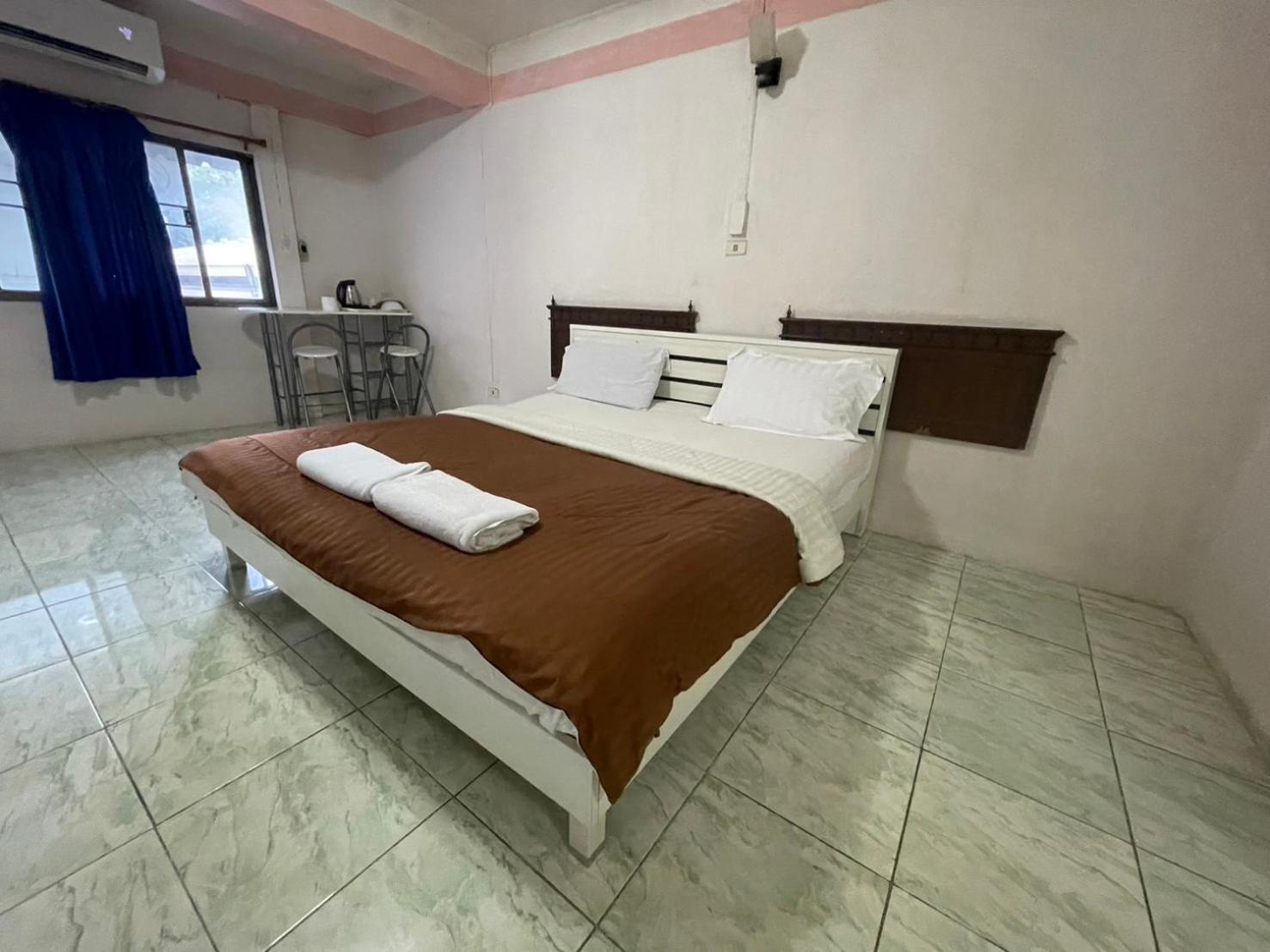 Oyo 75494 President Apartment Pattaya Esterno foto