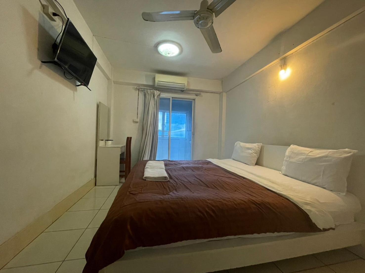Oyo 75494 President Apartment Pattaya Esterno foto