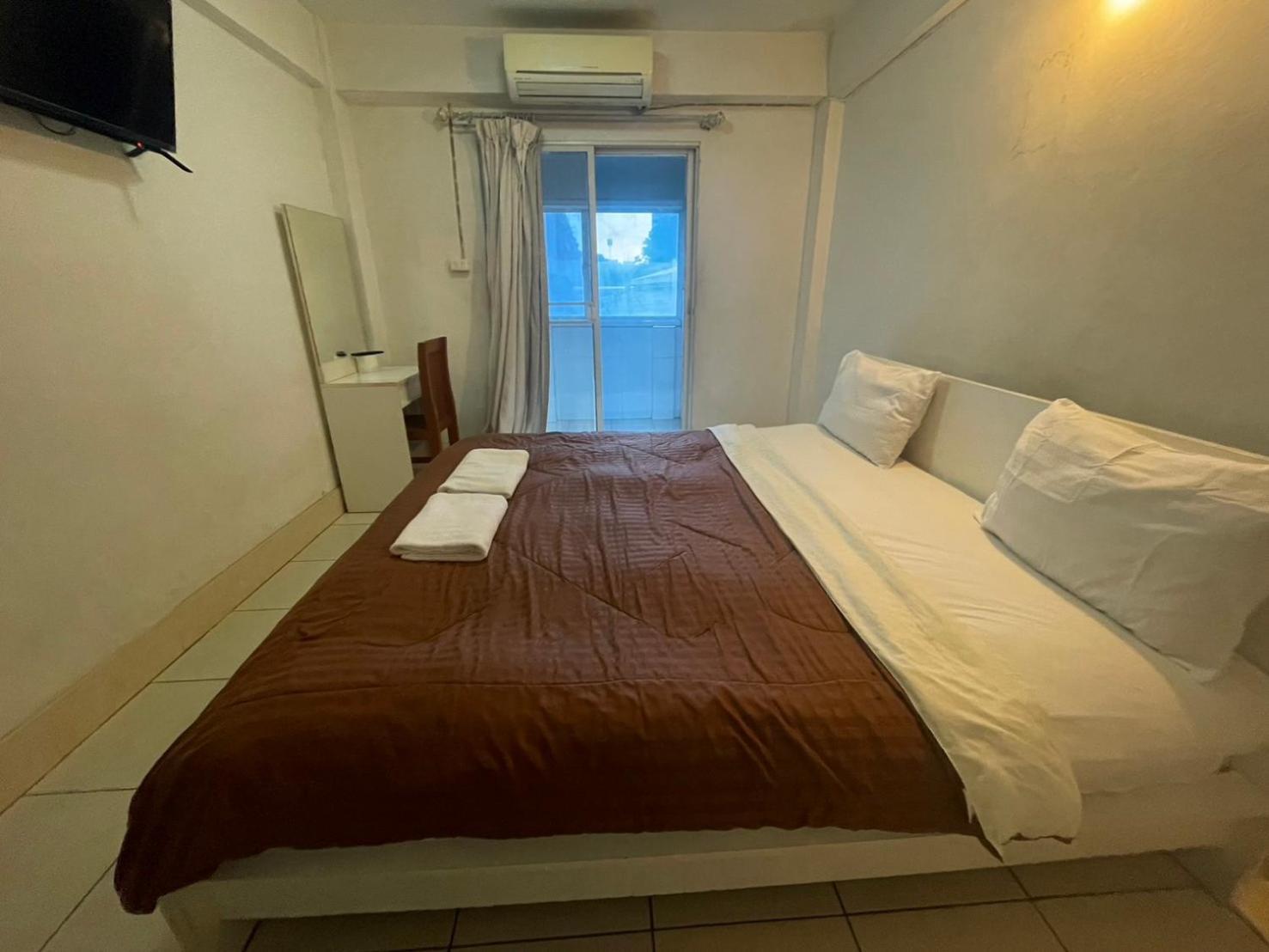 Oyo 75494 President Apartment Pattaya Esterno foto