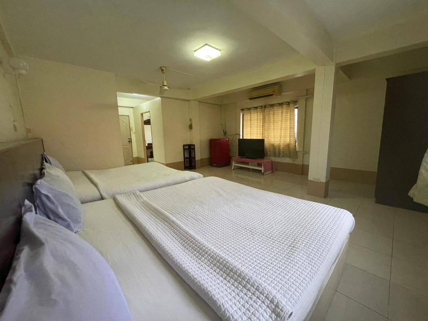 Oyo 75494 President Apartment Pattaya Esterno foto