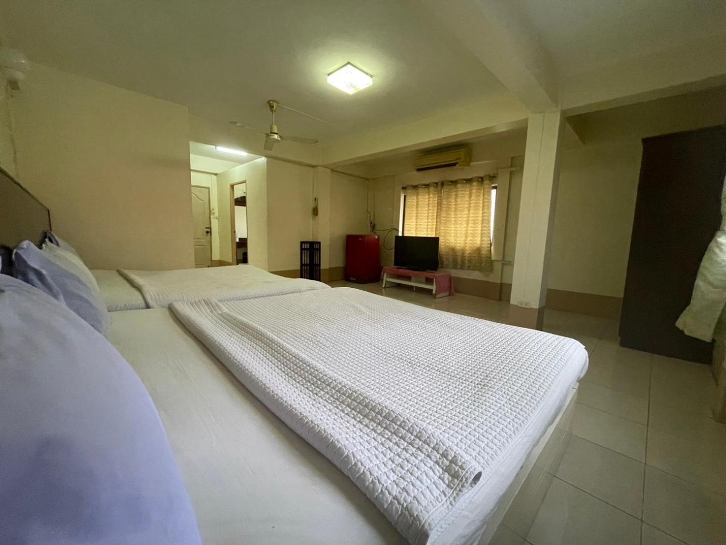 Oyo 75494 President Apartment Pattaya Esterno foto