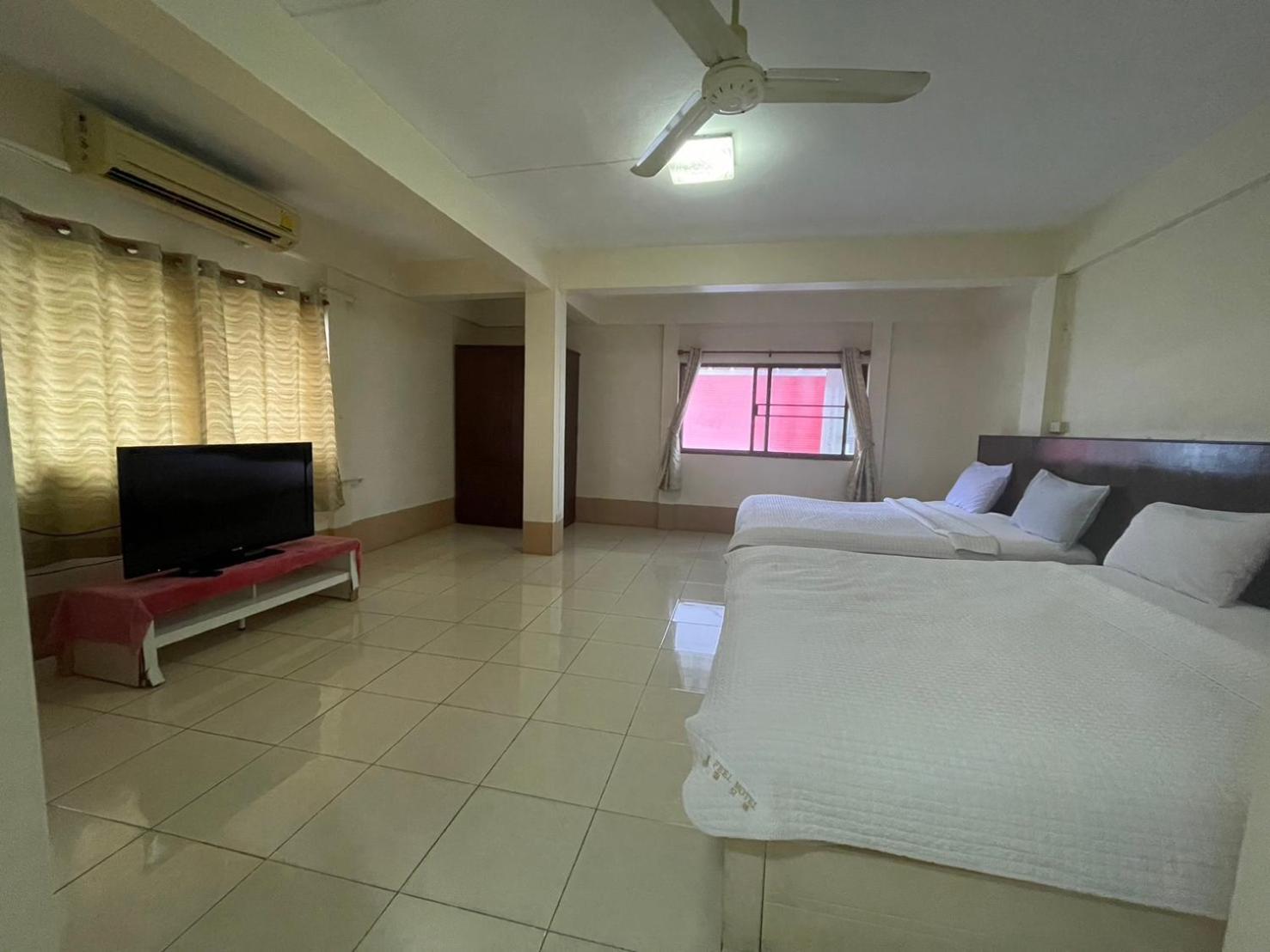 Oyo 75494 President Apartment Pattaya Esterno foto