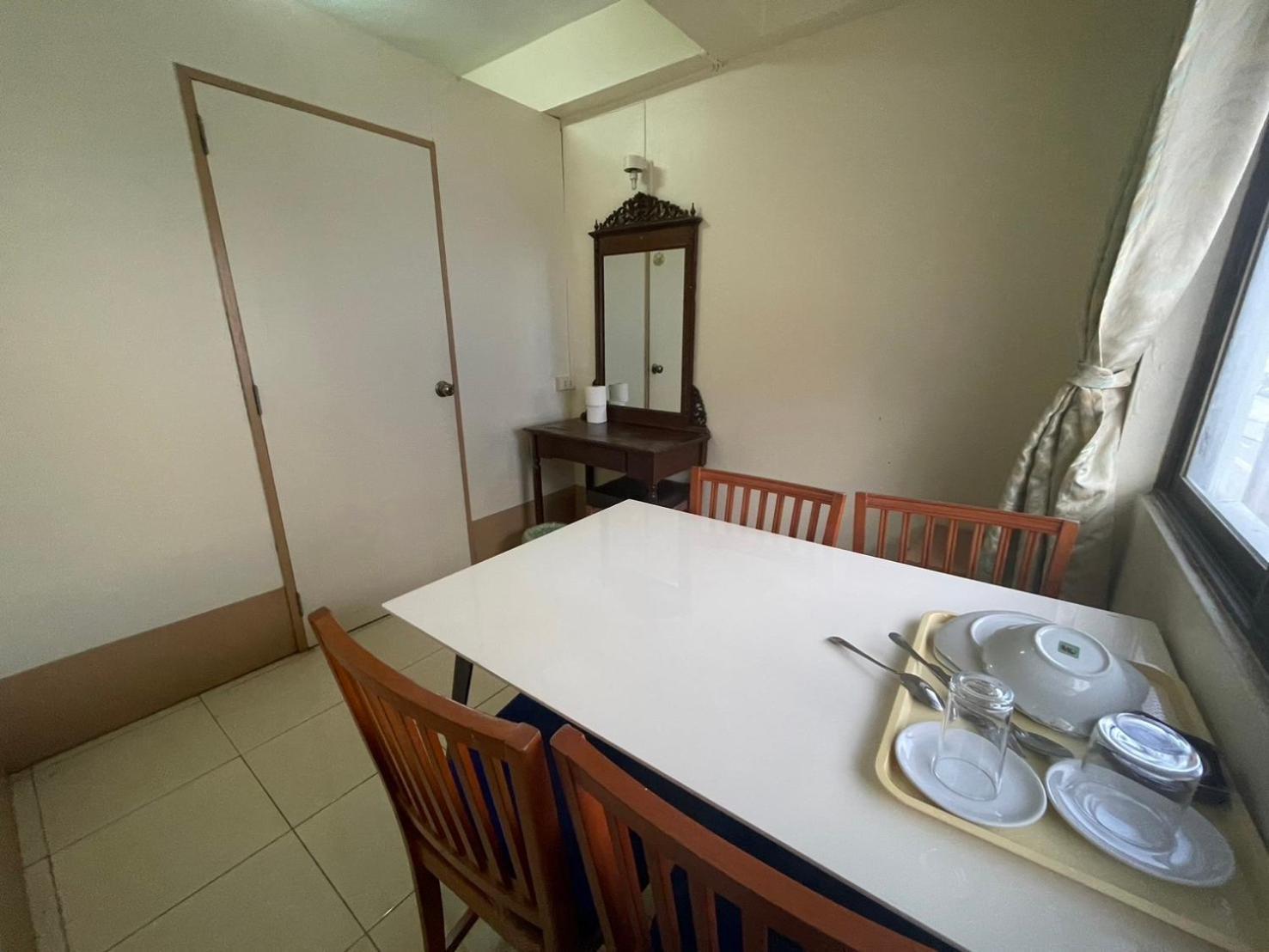 Oyo 75494 President Apartment Pattaya Esterno foto