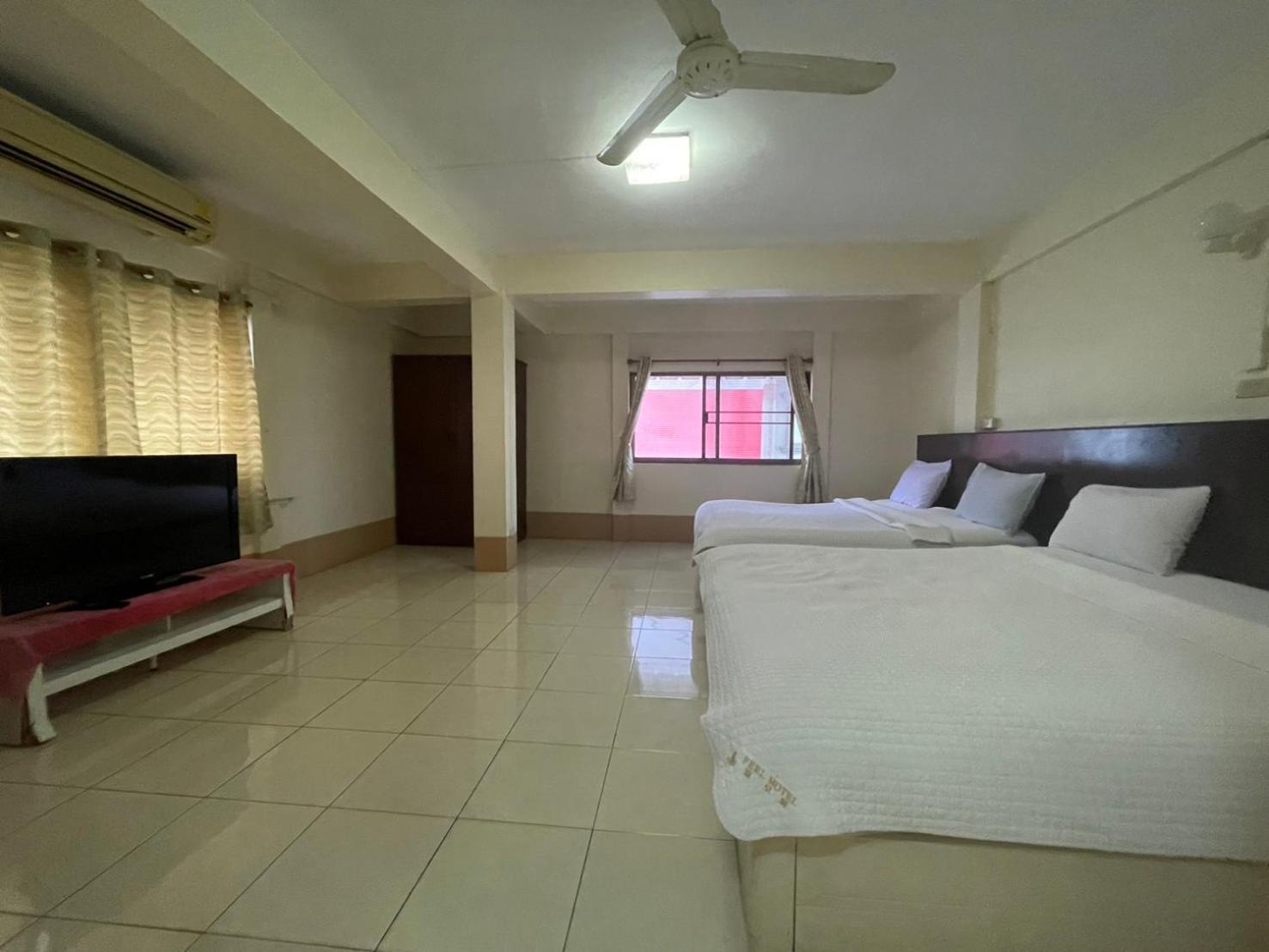 Oyo 75494 President Apartment Pattaya Esterno foto