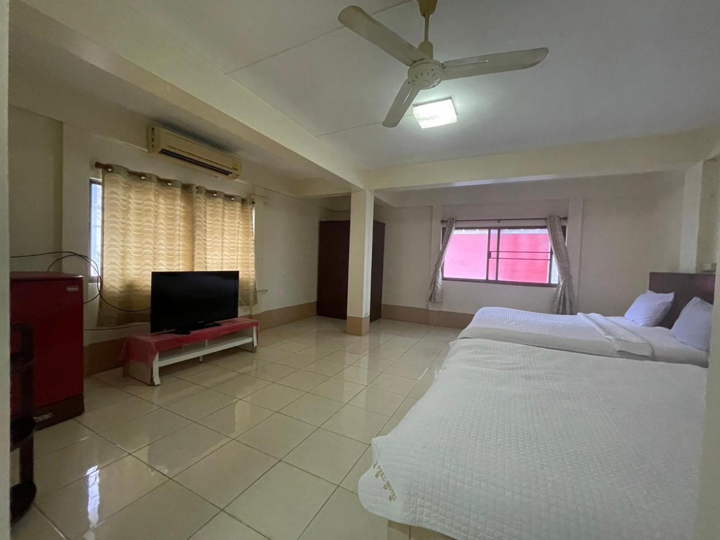 Oyo 75494 President Apartment Pattaya Esterno foto