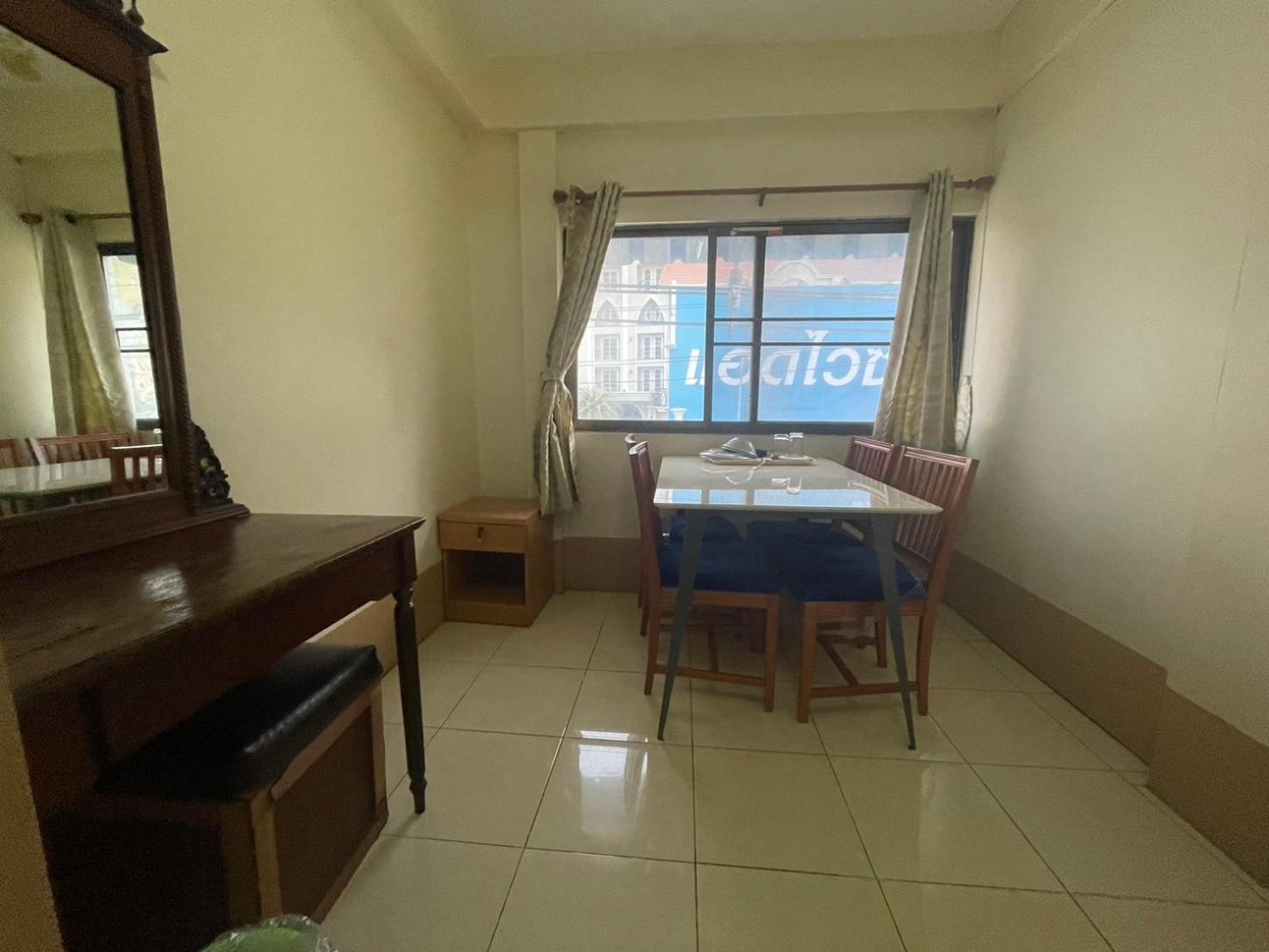 Oyo 75494 President Apartment Pattaya Esterno foto