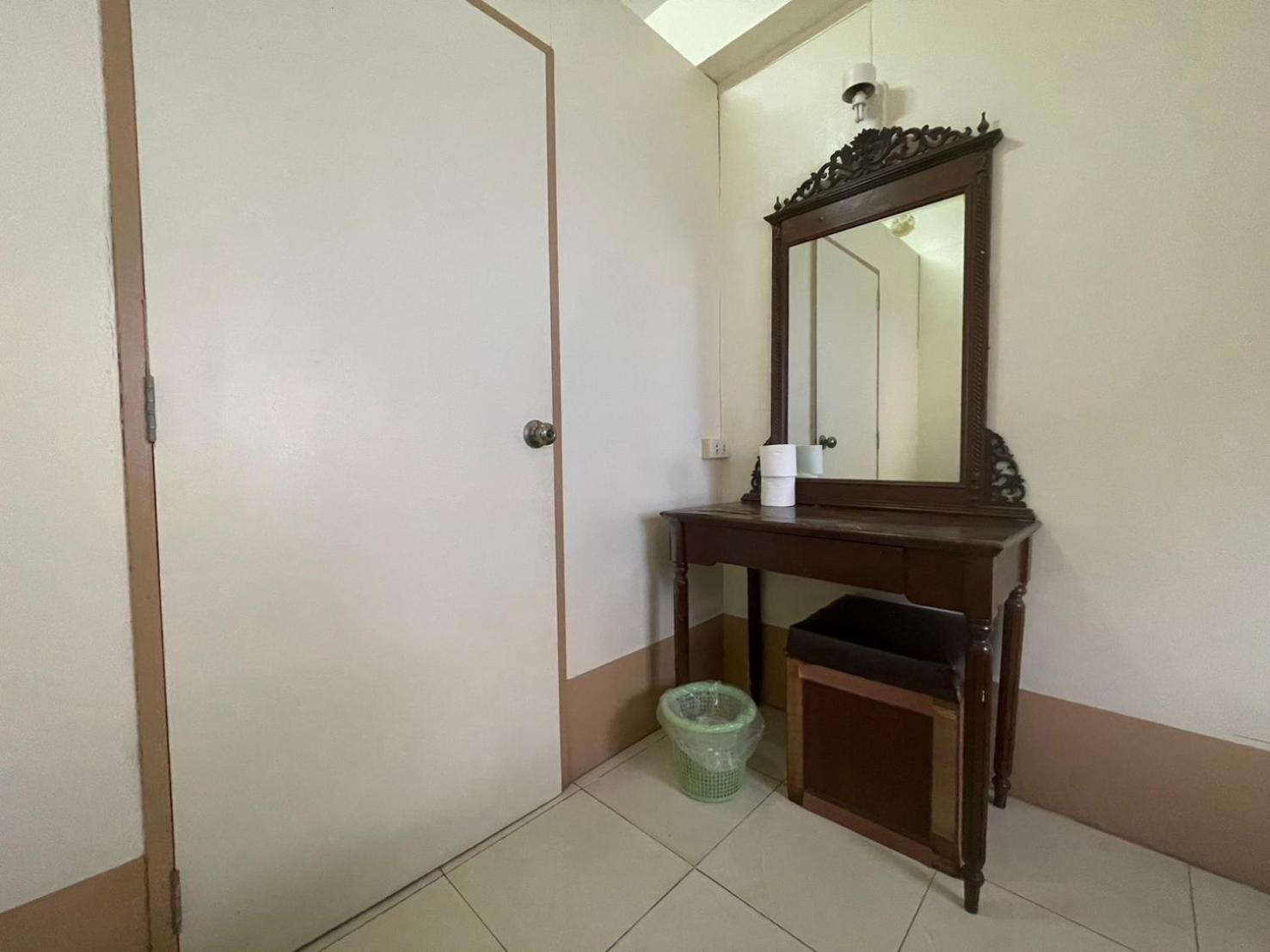 Oyo 75494 President Apartment Pattaya Esterno foto