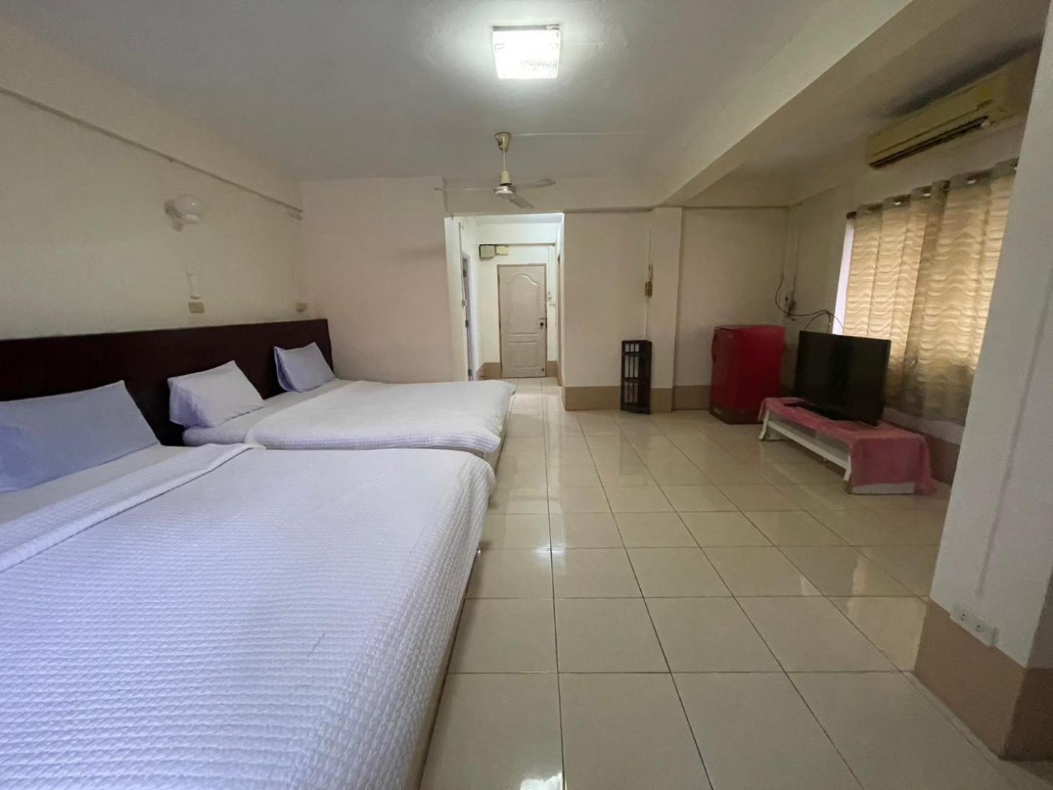 Oyo 75494 President Apartment Pattaya Esterno foto