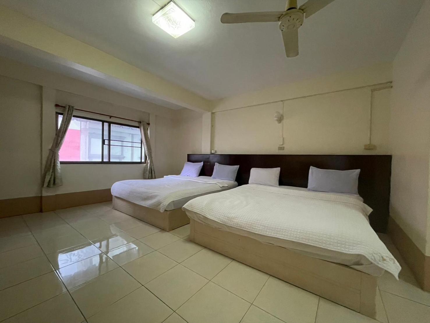 Oyo 75494 President Apartment Pattaya Esterno foto