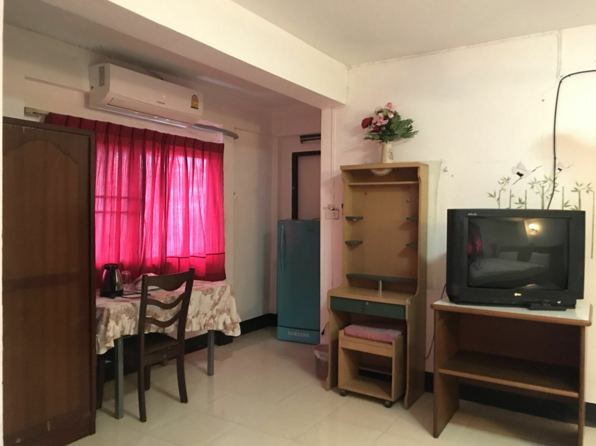 Oyo 75494 President Apartment Pattaya Esterno foto