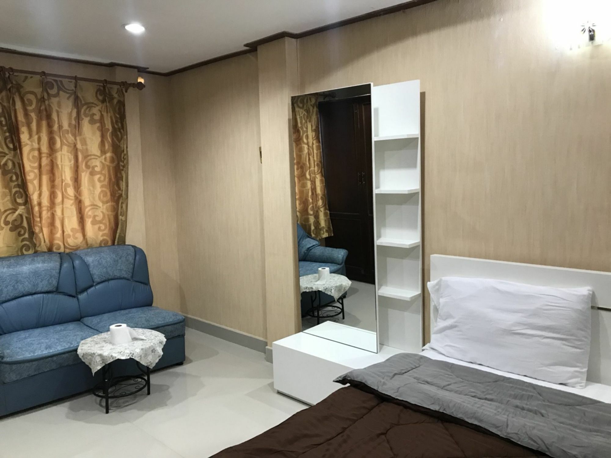 Oyo 75494 President Apartment Pattaya Esterno foto