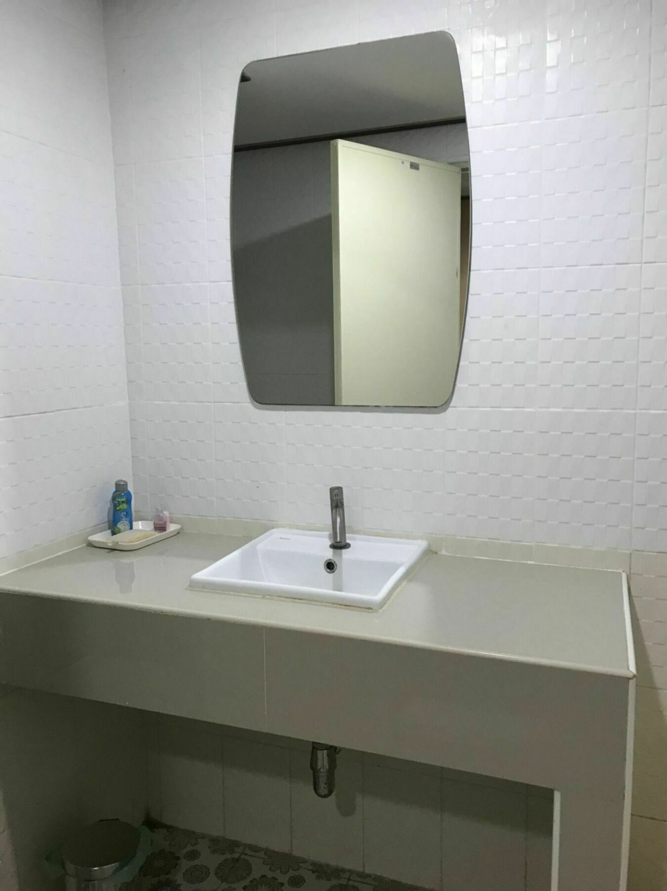 Oyo 75494 President Apartment Pattaya Esterno foto