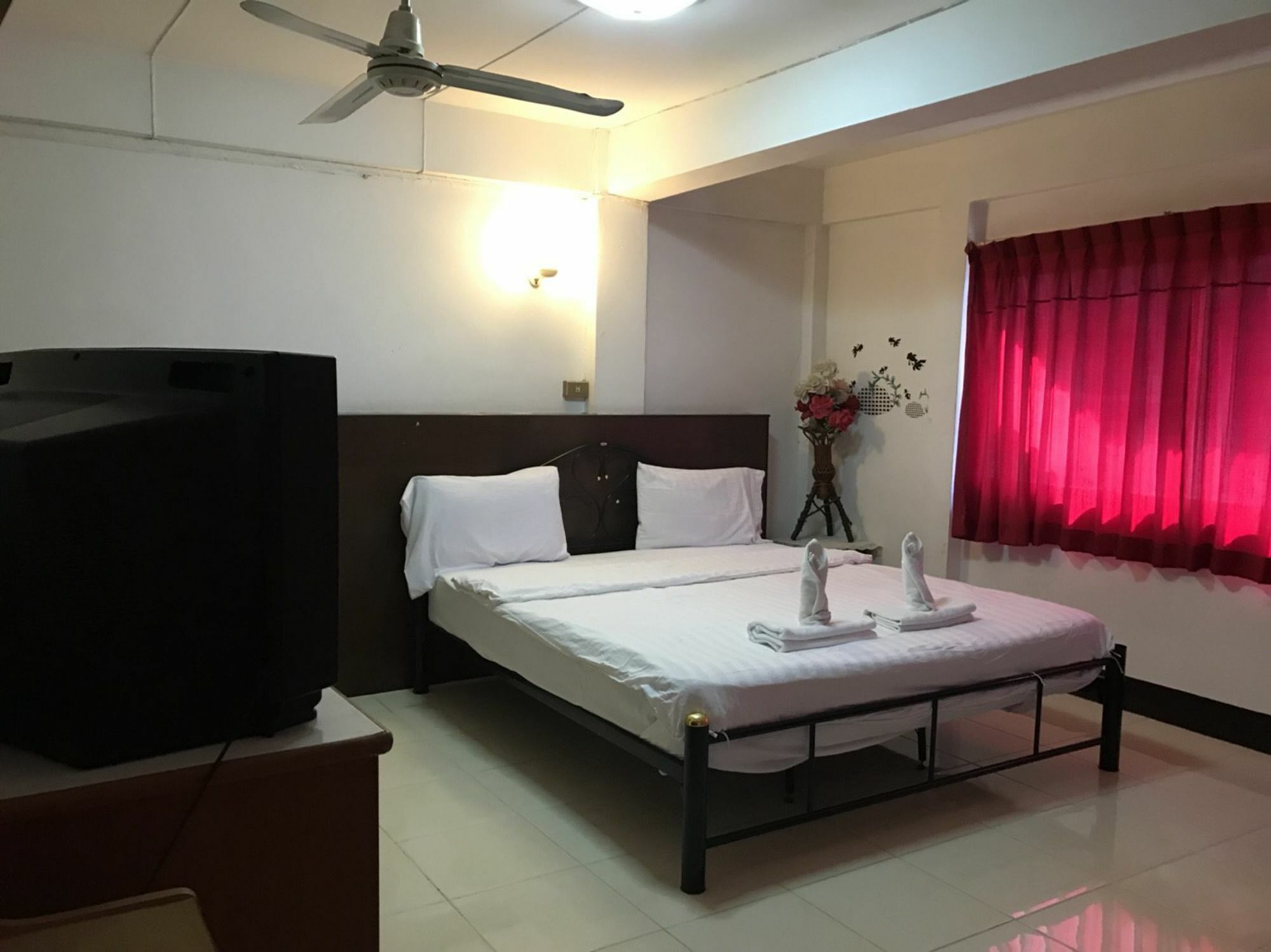 Oyo 75494 President Apartment Pattaya Esterno foto
