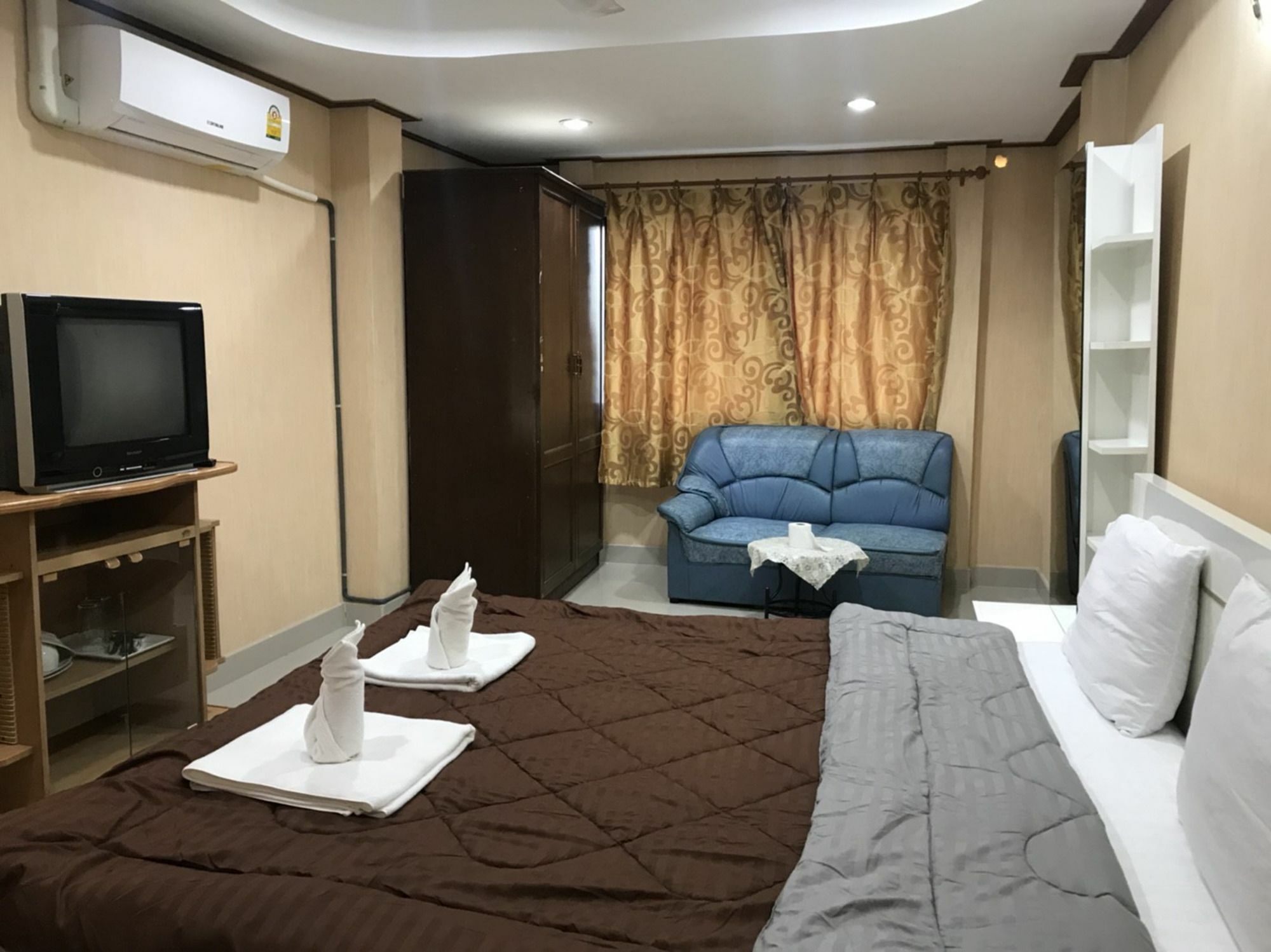 Oyo 75494 President Apartment Pattaya Esterno foto